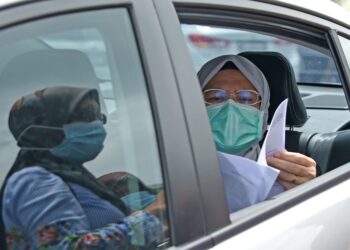 ZABIDAH Ahmad yang mengendalikan pertuduhan ke atas Nezar Mohamed Sabur Batcha meninggalkan Hospital Alor Setar selepas pendakwaan, semalam. – UTUSAN/SHAHIR NOORDIN