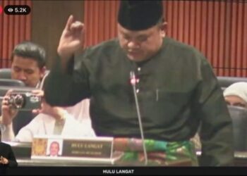 MOHD. Sany Hamzan diberi laluan untuk mengangkat sumpah dari tempat duduknya di dalam Dewan Rakyat.
