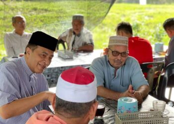 HUSAM Musa (kiri) menyantuni pengundi di sekitar Parlimen Pasir Mas, Kelantan.