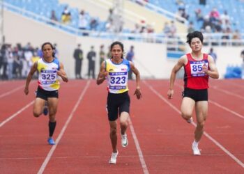 Pelari pecut wanita negara, Zaidatul Husniah (tengah) menamatkan perlumbaan final 200m di tempat kelima di Sukan SEA, Hanoi di sini hari ini.-UTUSAN/SHIDDIEQIIN ZON