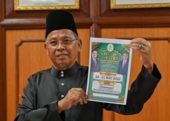 HANAFIAH Mat menunjukkan risalah bantuan dana raya, i-Fitri selepas Sidang DUN Terengganu Ke-15 di Kuala Terengganu hari ini. - UTUSAN/PUQTRA HAIRRY ROSLI