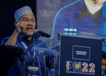 TUAN Ibrahim Tuan Man berucap pada Konvensyen Perikatan Nasional (PN) 2022 di MAEPS Serdang. - UTUSAN/FARIZ RUSADIO