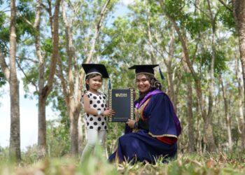 NURUL Atiqa Noor Bi bersama anaknya, Nur Aisyaa Zahra Mohd. Amirul selepas berjaya menggenggam Ijazah Sarjana Muda Pengurusan Harta Tanah sempena Majlis Konvokesyen UTHM di Batu Pahat, Johor.