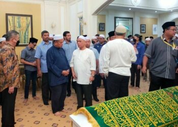 SAARANI Mohamad (tengah) bersama orang ramai yang hadir menziarahi jenazah ibu beliau di Kediaman Rasmi Menteri Besar di Ipoh hari ini. - UTUSAN