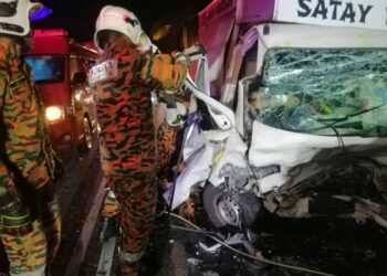 ANGGOTA bomba mengeluarkan mangsa yang tersepit dalam lori setelah terlibat kemalangan dengan sebuah kereta di Simpang Empat Semanggol di Bagan Serai hari ini. - UTUSAN/JBPM PERAK
