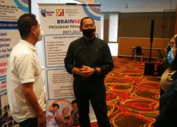 MOHD. Khairuddin Othman (dua dari kiri) berbual dengan majikan berkenaan esports sempena Jelajah Selangor Bekerja 2021 hari ini. - FOTO/ABDUL RAZAK IDRIS