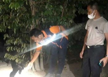 POLIS melihat lokasi pembunuhan mangsa yang dibunuh oleh ibunya sendiri di Sragen. -TRIBUNNEWS