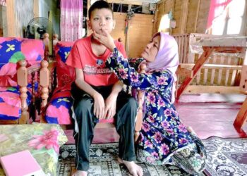NORHAYATI Awang (kanan) menunjukkan kesan gatal di mulut Nik Fazli di rumahnya di Kampung Pasir Pekan, Tumpat Kelantan.UTUSAN/ROSLIZA MOHAMED.