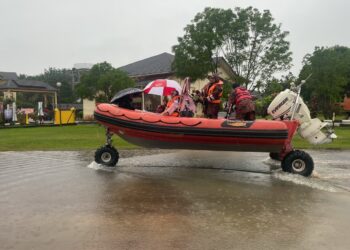 ANGGOTA bomba menyelamatkan seorang wanita mangsa banjir yang mengandung dengan menggunakan bot  amfibia untuk dibawa ke hospital di Kampung Tayor, Setiu, Terengganu, hari ini. - UTUSAN/PUQTRA HAIRRY ROSLI