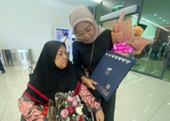 ZARINA Mohd. Ali (kiri) ditemani Khairun Nabilah (kanan) menerima sijil Diploma Kolej Yayasan Pahang bagi pihak Arwah Khairun Nisha yang meninggal dunia pada 25 Mei lalu.