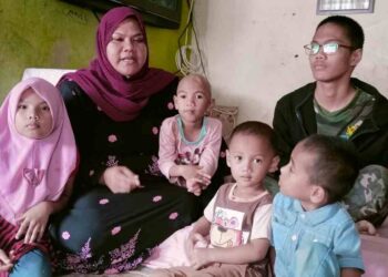 ZETY Norazieda Ismail bersama lima anaknya yang mengalami masalah kesihatan di Changkat Jering dekat Taiping semalam. – UTUSAN/WAT KAMAL ABAS