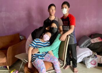 NAIMAH Abd. Razak bersama empat anaknya termasuk kembar yang menghidap autisme di rumah sewa mereka di Taman Perumahan Awam Tanah Merah, Jitra, Kubang Pasu. – UTUSAN/JAMLIAH ABDULLAH