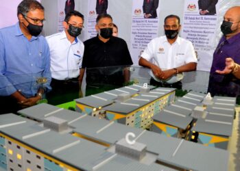 M. Saravanan (dua kanan) diberi penerangan mengenai reka bentuk kuarters pekerja oleh Pengarah Eksekutif SJ Holding, R. Shashitharan (kanan) ketika Majlis Pelancaran ICLQ di kawasan perindustrian Pasir Gudang,  Johor. - UTUSAN/RAJA JAAFAR ALI