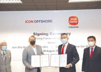 Pengarah Urusan Icon OffShore Bhd., Datuk Seri Hadian Hashim (kiri) dan C. K. Teoh bertukar dokumen perjanjian di ibu pejabat Icon, Kuala Lumpur, semalam.