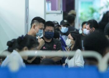 SUASANA suram ketika ahli keluarga mangsa tanah runtuh hadir ke Jabatan Forensik Hospital Sungai Buloh bagi proses pengecaman identiti mayat yang terkorban ekoran tanah runtuh di Father's Organic Farm, Batang Kali, Hulu Selangor, semalam. Gambar dirakam ketika tinjauan di Hospital Sungai Buloh hari ini. - UTUSAN/AMIR KHALID