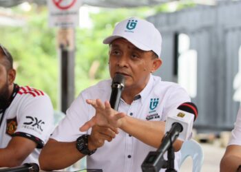 AHMAD Idham dalam sidang akhbar di pekan Sabak, Sabak Bernam, Selangor.-UTUSAN/ ISKANDAR SHAH MOHAMED