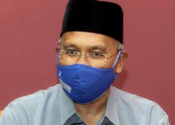 IDRIS Ahmad ketika dalam sidang akhbar selepas majlis taklimat umum dan Pelancaran Buku Keluarga Malaysia Keluarga Sejahtera di Putrajaya. - UTUSAN/FAISOL MUSTAFA