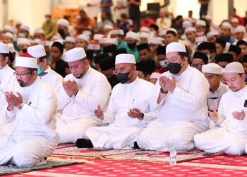 IDRIS Ahmad ketika hadir menyertai program Hijrah Merdeka anjuran Jakim di Masjid Tuanku Mizan Zainal Abidin, Putrajaya, malam tadi. - UTUSAN/AMREE AHMAD