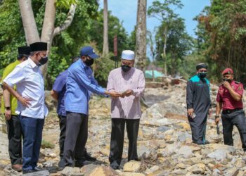 IDRIS Ahmad (tengah) membuat lawatan ke kawasan tragedi kepala air di Titi Hayun, Yan hari ini. - UTUSAN/SHAHIR NOORDIN