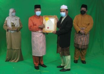 IDRIS Ahmad (dua dari kiri) menyampaikan anugerah pemegang sijil pengesahan Halal Malaysia kepada wakil syarikat dari Ajinomoto (Malaysia) Berhad pada Majlis Perasmian Penutup Persidangan Halal Kebangsaan 2021 di Kompleks Islam Putrajaya. - FOTO/FAISOL MUSTAFA