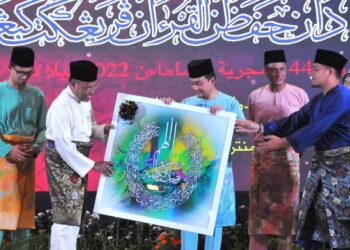 ONN Hafiz Ghazi menyampaikan cenderamata kepada Idris Ahmad sempena Pra Pelancaran Majlis Tilawah dan Hafazan al-Quran Peringkat Kebangsaan Tahun 2022 di Dewan Besar, Pusat Islam Iskandar Johor. - UTUSAN/RAJA JAAFAR ALI
