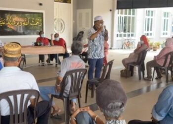 IDRIS Haron ketika cuba berucap pada Persidangan Tahunan Cawangan UMNO Klebang Kechil. - FOTO/AMRAN MULUP