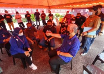 IDRIS Jusoh (duduk, kanan) bersama Norlizah Noh ketika beramah mesra dengan warga Felda Air Tawar 2 di Kota Tinggi, Johor.