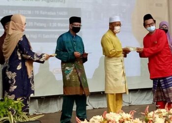 IDRIS Ahmad menyampaikan sumbangan kepada penerima pada program Semarak Kasih Ramadan Bersama Komuniti Disayangi di Cyberjaya hari ini. - FOTO/AMREE AHMAD