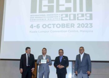 NIK Nazmi Nik Ahmad (dua kiri) melancarkan gimik Pra-Pelancaran IGEM 2023 di Putrajaya. - UTUSAN/FAISOL MUSTAFA