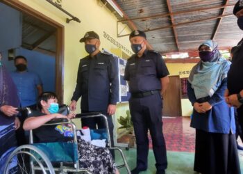 ACRYL Sani Abdullah Sani (empat dari kanan) bertanya khabar Siti Asa Abdul Hamid (kiri) dan Siti Zahariah Omar (berkerusi roda) selepas menyampaikan bantuan pada program Op Bantu di Kampung Sidam Kanan, Kulim, Kedah,  hari ini.