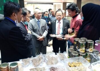 DR. Ronald Kiandee (tiga dari kiri) melawat gerai pameran produk perikanan selepas merasmikan Persidangan Pegawai-Pegawai Kanan dan Fish Station di Putrajaya.