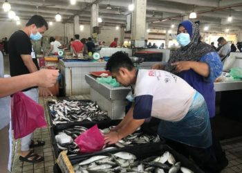 SEORANG pelanggan bertanya harga ikan kembung yang melambung tinggi ketika berkunjung di Pasar Besar Alor Setar, Alor Setar, semalam. – UTUSAN/NORLIDA AKMAR IDROS
