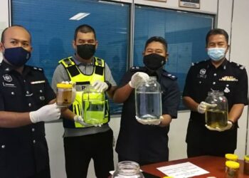 BAHARUDIN Abdullah (dua, kanan) menunjukkan antara ikan laga yang dirampas dalam serbuan kegiatan judi di sebuah pondok di Felda Kertih 3 di Dungun, Sabtu lalu.
UTUSAN/NIK NUR IZZATUL HAZWANI NIK ADNAN