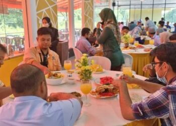 SEBUAH restoran menghidangkan menu ikan eksotik Sungai Pahang termasuk ikan patin kembali dipenuhi pelanggan di Temerloh, Pahang. - UTUSAN/SALEHUIN MAT RASAD