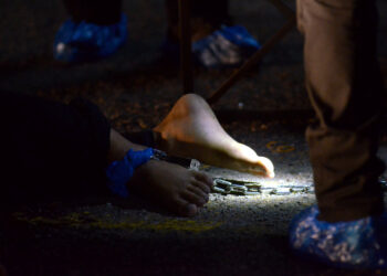 MAYAT lelaki warga Indonesia ditemukan dengan kaki kirinya diikat rantai besi di pekarangan tempat letak kereta, apartment Eastern Court, Jelutong, Pulau Pinang petang semalam. - UTUSAN/IQBAL HAMDAN