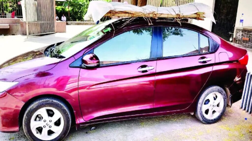 Mayat bapa diikat di bumbung kereta Mayat bapa diikat di bumbung kereta