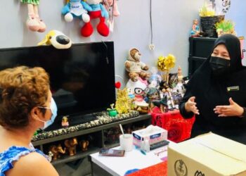 WAN Norashikin Wan Noordin (kanan) menziarahi R. Suganthi di Ipoh hari ini. - UTUSAN