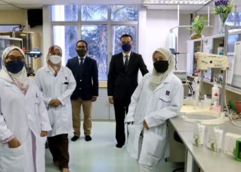 Penyelidik Kanan, Pusat Penyelidik Bioteknologi Perindustrian SIRIM, Dr. Nurul Izza Nordin (kanan) bersama dengan Pengerusi merangkap pengasas Ensu Lifesciences Sdn. Bhd. , Dr. Suhana @ Husin Misnan (kiri) di makmal prosedur penghasilan produk kosmetik menggunakan ekstrak nenas di SIRIM Shah Alam, Selangor. – UTUSAN/ZULFADHLI ZAKI