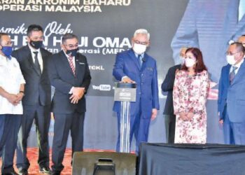 NOH Omar melancarkan Akronim Baharu Institut Koperasi Malaysia di Dewan Tun Hussein On PWTC, kelmarin. – UTUSAN/SYAWAL ROSLI