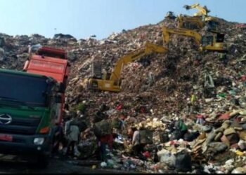 SAMPAH plastik di pusat pelupusan sampah di Bantar Gebang, Bekasi. - AGENSI