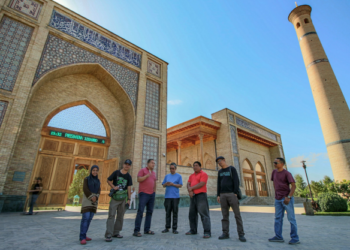 Kumpulan pengembara dari Malaysia bergambar di depan Muzium dan masjid di Tashkent yang menyimpan al-Quran mushaf Uthman asal.