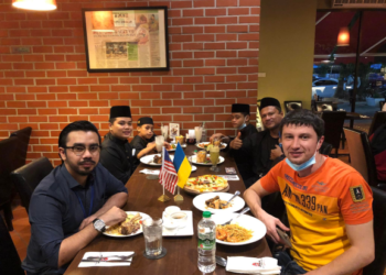 DENYS Peleshok (kanan) menyatakan pandangannya mengenai warga asing yang sering mengambil kesempatan ke atas keramahan rakyat Malaysia kepada penulis (kiri), baru-baru ini.