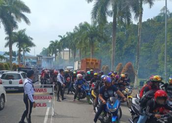 ANGGOTA polis memeriksa 300 buah motosikal yang memasuki Langkawi menggunakan feri roll-on roll-off (RORO) di Dermaga Tanjung Lembung, Langkawi.