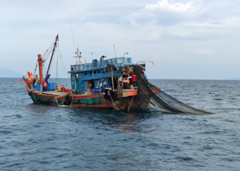 LIMA kru warga Thailand termasuk tekong ditahan ketika mengendalikan bot nelayan tempatan yang melakukan kesalahan menunda ikan di zon larangan berhampiran Tanjung Belua, Langkawi.