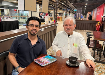 Penulis bersama Raja Ahmad Aminullah berbicara mengenai karyanya.