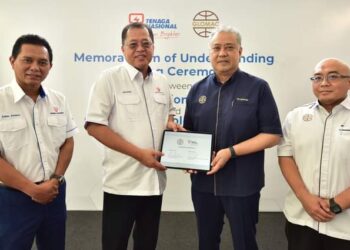 Presiden dan Ketua Pegawai Eksekutif TNB, Datuk Ir. Baharin Din (dua kiri) menyampaikan perjanjian Memorandum Persefahaman (MoU) yang ditandatangani kepada Pengarah Urusan/Ketua Pegawai Eksekutif Kumpulan Glomac Berhad, Datuk Seri FD Iskandar. Majlis menandatangani perjanjian MoU itu disaksikan oleh Ketua Pegawai Retail, TNB, Kamal Arifin A. Rahman (kiri sekali) dan Pengurus Besar Kanan Business Development & Property Management, Glomac Berhad, Azhar Shaharudin (kanan sekali).