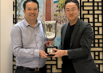 KELVIN Pah (kiri) menerima anugerah daripada Denny Kim.
