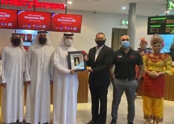 Ketua Pegawai Malaysian Green Technology and Climate Change Corporation, Shamsul Bahar Mohd Nor (tiga dari kanan) menyampaikan cenderahati kepada Naib Pengerusi Al Abbas Group, Ismail Ali Abbas pada pelancaran cawangan Marrybrown di Malaysia Café semasa Expo 2020 Dubai.