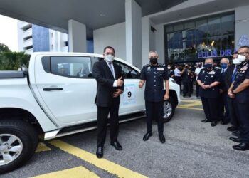 IR. Baharin Din dan Acryl Sani Abdullah Sani di hadapan kenderaan pacuan empat roda sumbangan TNB kepada PDRM ketika majlis penyerahan sumbangan kenderaan tersebut  di pekarangan Ibu Pejabat Polis Bukit Aman baru-baru ini.
