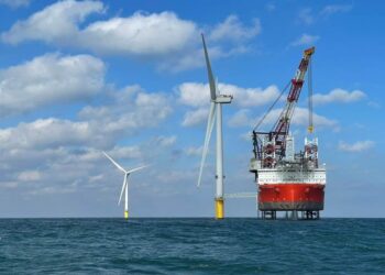 SEBUAH kapal jack-up melakukan kerja-kerja penyenggaraan pada satu daripada daripada lima turbin angin luar pesisir Blyth 1 yang terletak di Blyth, Northumberland.
